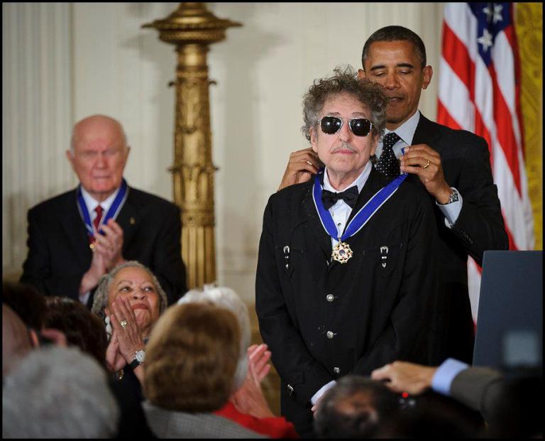 President_Barack_Obama_presents_American_musician_Bob_Dylan_with_a_Medal_of_Freedom.jpg